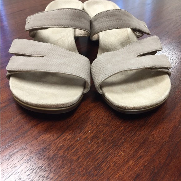 Vionic Tan/Cream W9 3 Adjustable Straps - Picture 5 of 9